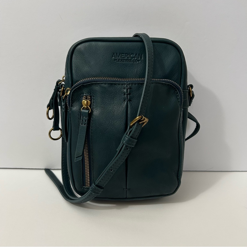 American Leather Co - Cleveland
North-South Crossbody Bag - Hunter Green